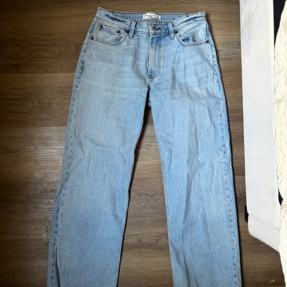 Abercrombie Low-Rise Baggy Jeans - Light Wash - Picture 4 of 7